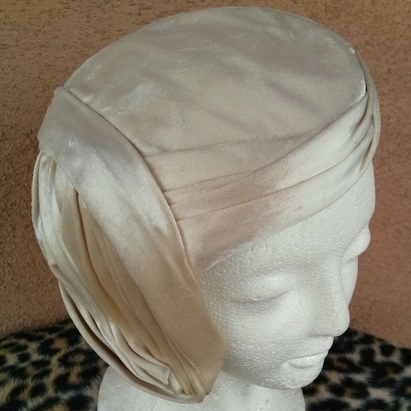 Vintage Accessories - 1970s Sculputural 40s Style Velveteen Hat